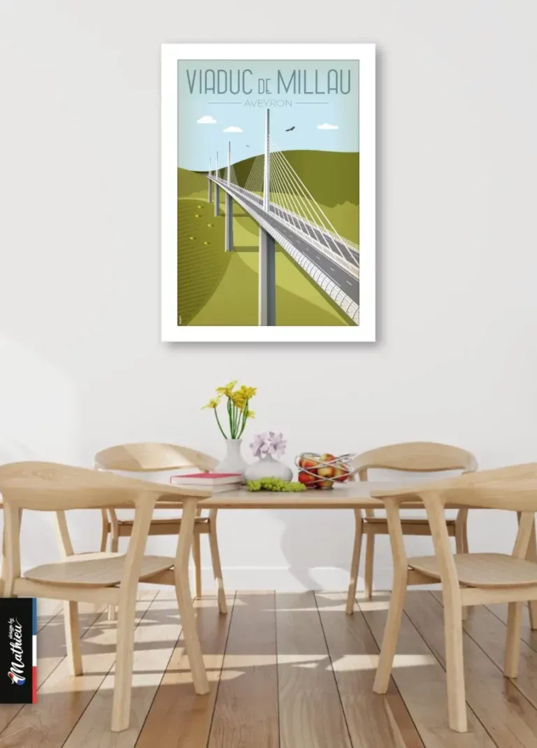 Grand cadre mural Viaduc de Millau surplombant une table à manger en bois clair.