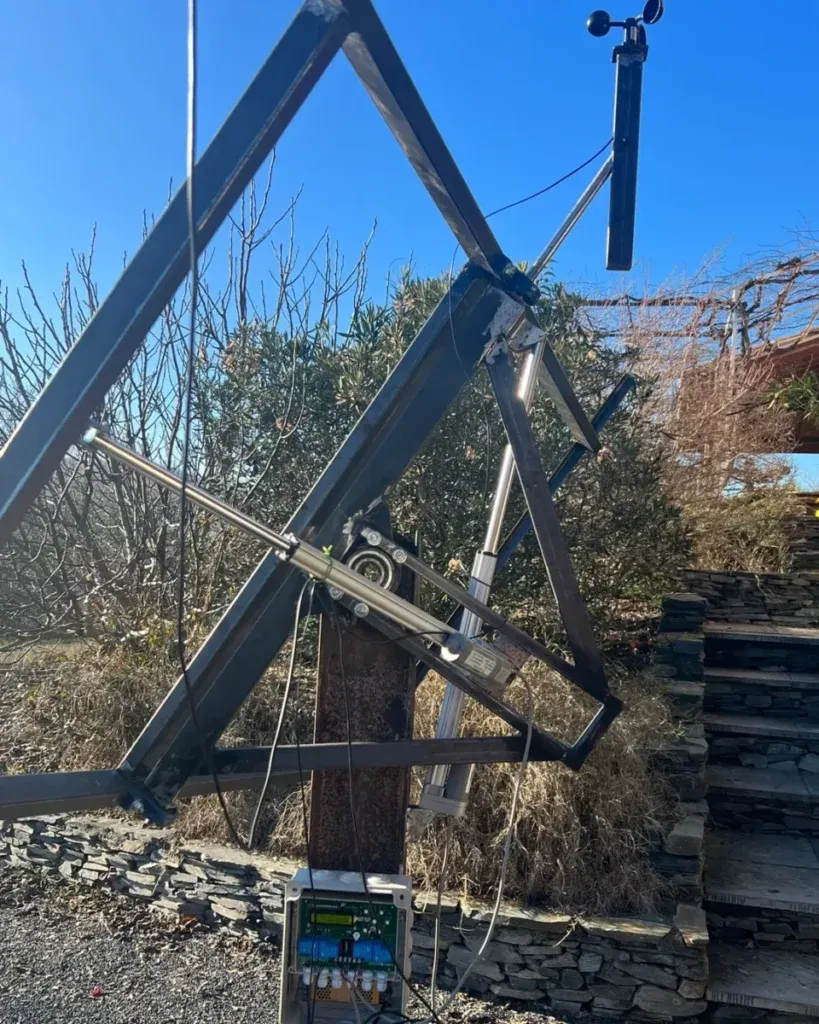 Vérins électriques et pilotage électronique du tracker solaire DIY de DesignByMathieu