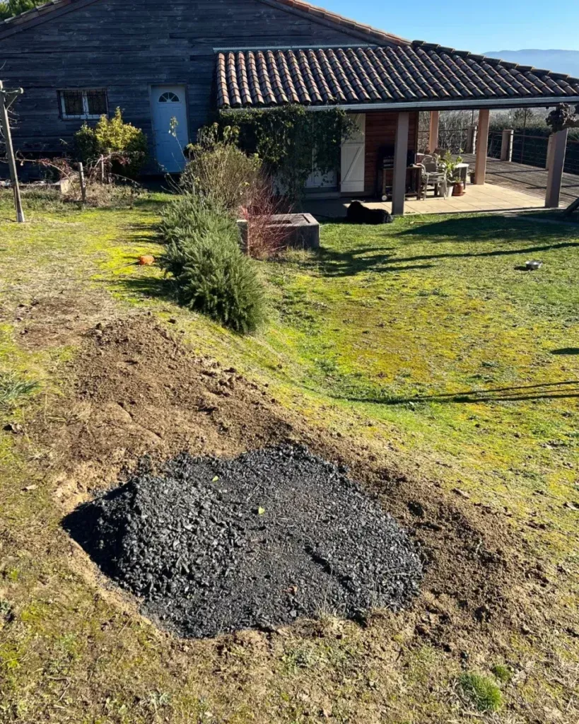 Préparation du terrain et décaissement pour les fondations du tracker solaire