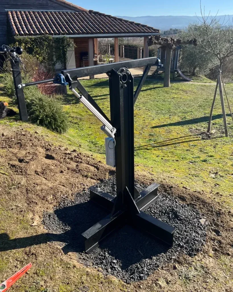 Structure en acier soudé et mât central du suiveur solaire DIY