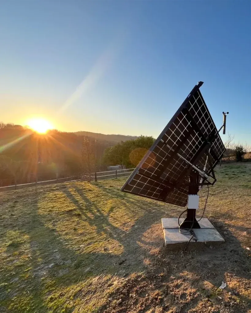 Tracker solaire 2 axes DesignByMathieu alimentant l'atelier de print XXL