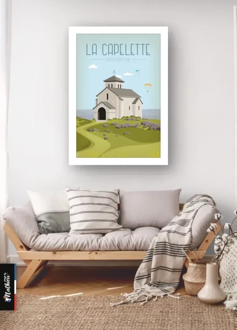 Affiche murale La Capelette Dourgne au-dessus d'un canapé beige et tapis naturel.