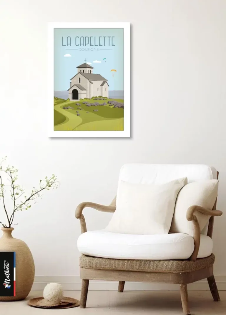 Affiche La Capelette Dourgne dans un coin lecture avec fauteuil en rotin.