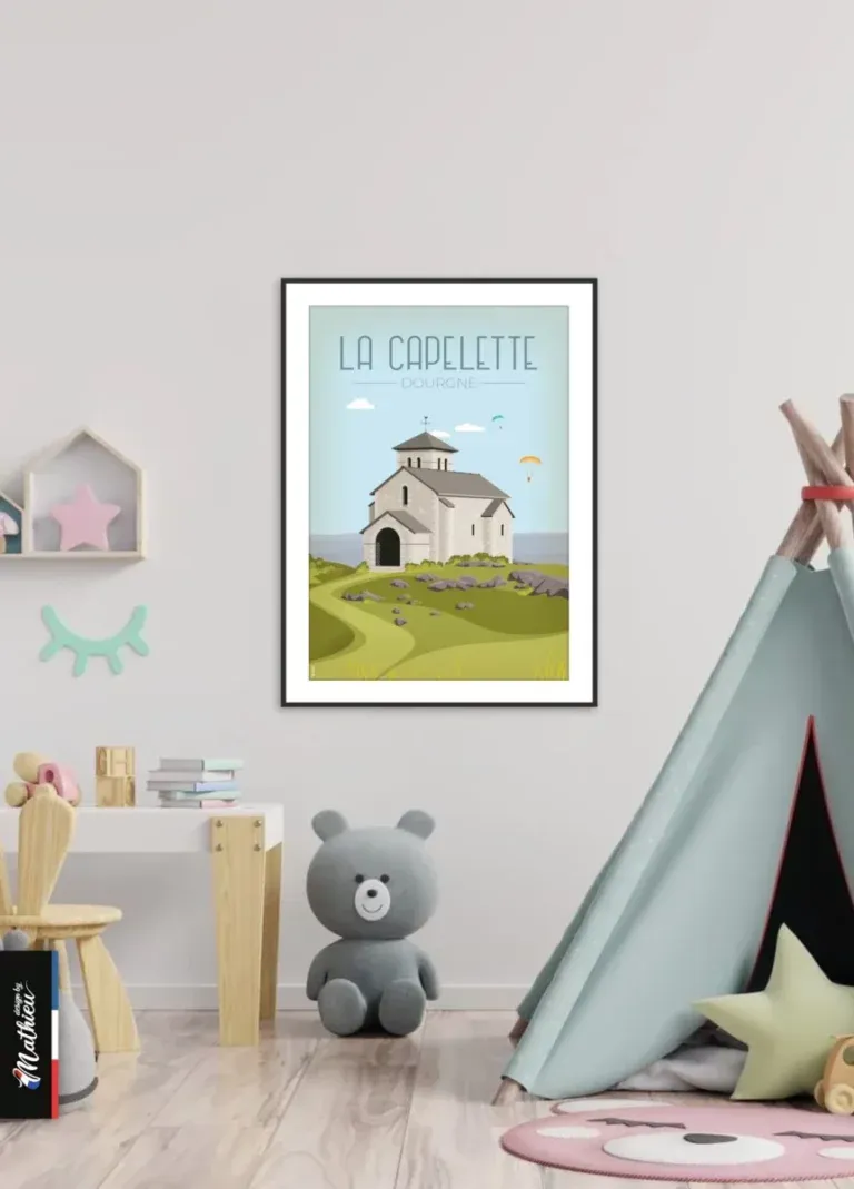 Poster La Capelette Dourgne dans une chambre d'enfant avec tipi et ours en peluche.