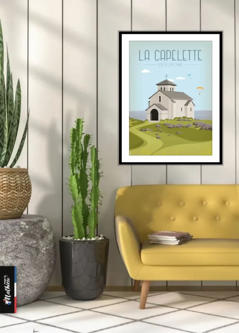 Poster La Capelette Dourgne avec un canapé jaune moutarde et un cactus.
