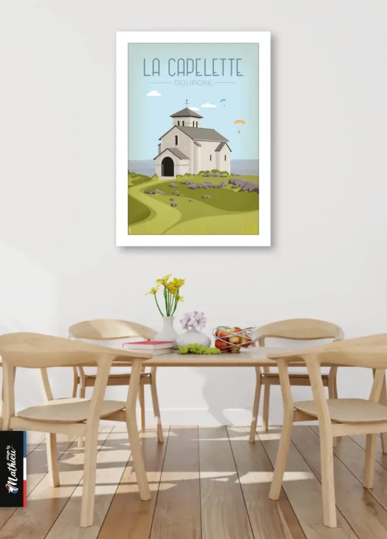 Affiche La Capelette Dourgne dans une salle à manger lumineuse avec chaises en bois.