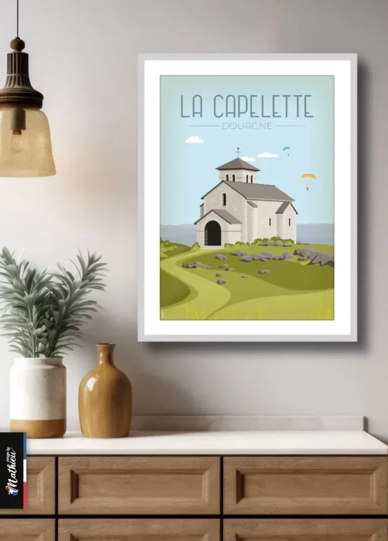 Poster La Capelette Dourgne posé sur une console d'entrée en bois.