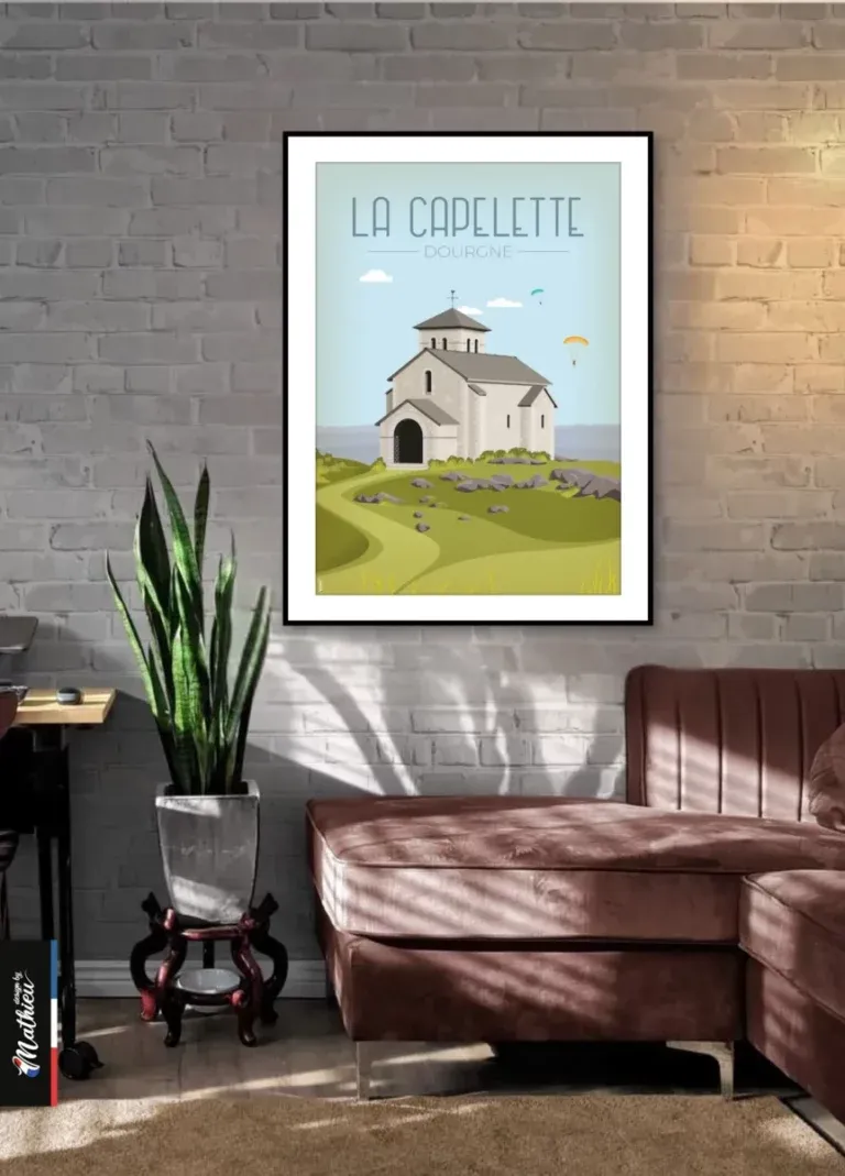 Affiche La Capelette Dourgne dans un salon avec mur en briques rouges.