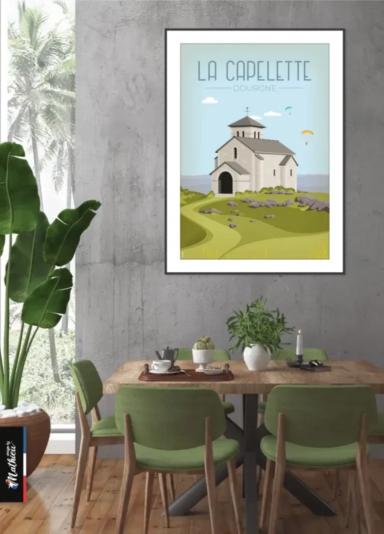 Poster La Capelette Dourgne accroché dans une salle à manger design avec mur en béton, chaises vertes, table en bois et grandes plantes.