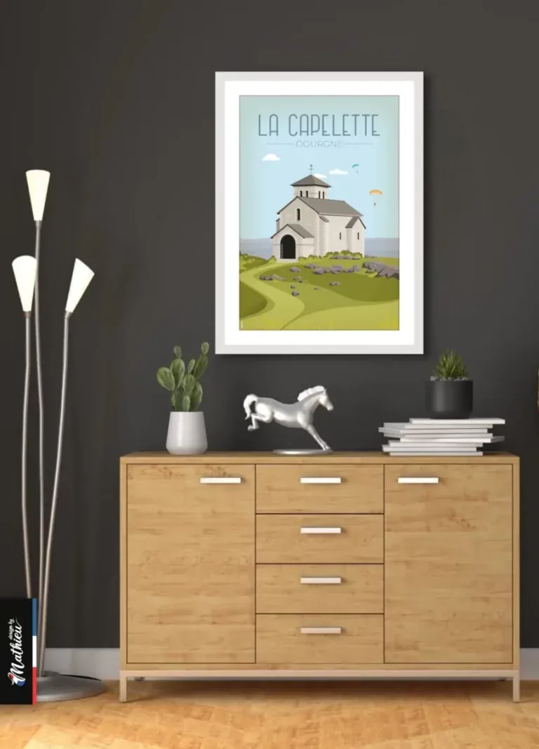 Poster La Capelette Dourgne accroché au-dessus d'une commode en bois clair avec sculpture de cheval et lampe design.