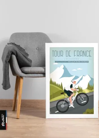 Affiche Maillot Blanc – Tour de France au style minimaliste posée au sol près d'une chaise grise
