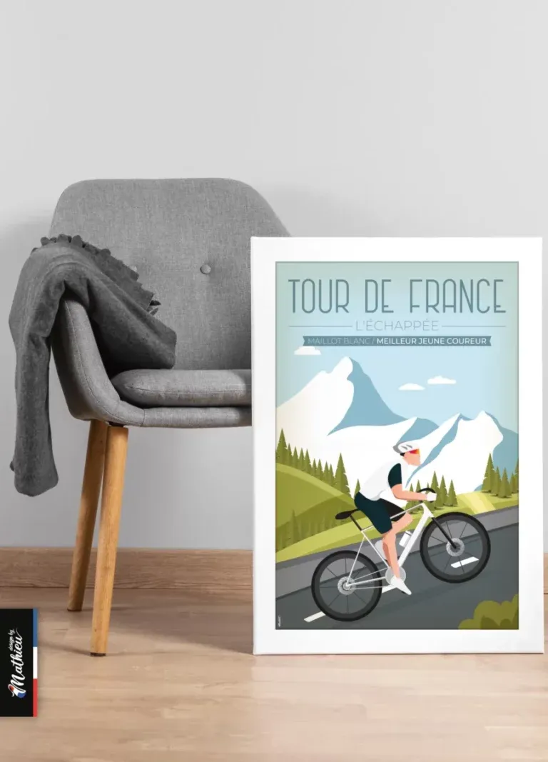 Affiche Maillot Blanc – Tour de France au style minimaliste posée au sol près d'une chaise grise