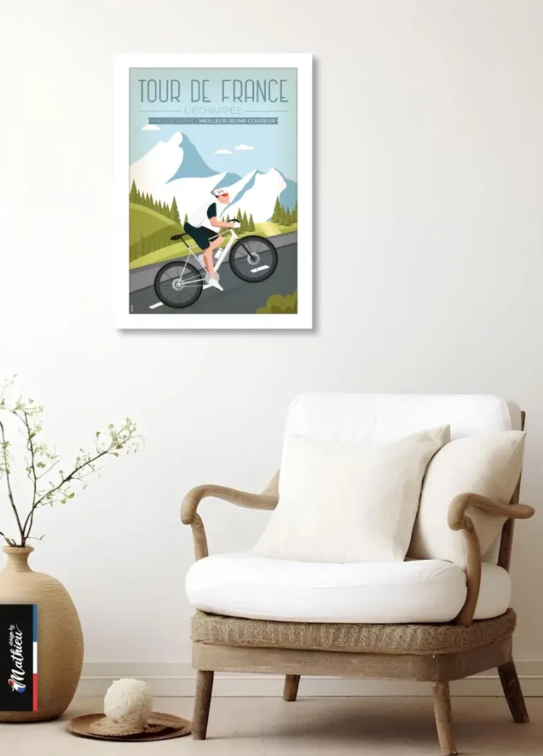 Décoration intérieure épurée avec l'illustration Maillot Blanc – Tour de France au-dessus d'un fauteuil blanc