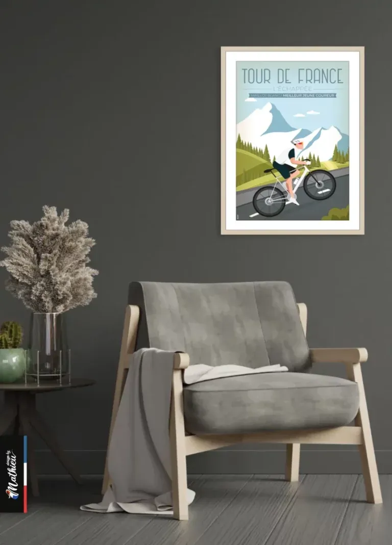 Poster Maillot Blanc – Tour de France installé sur un mur sombre dans un salon au design industriel
